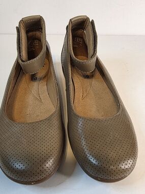 New Clarks Taupe Perforated Ankle-Strap Flats Size 7.5